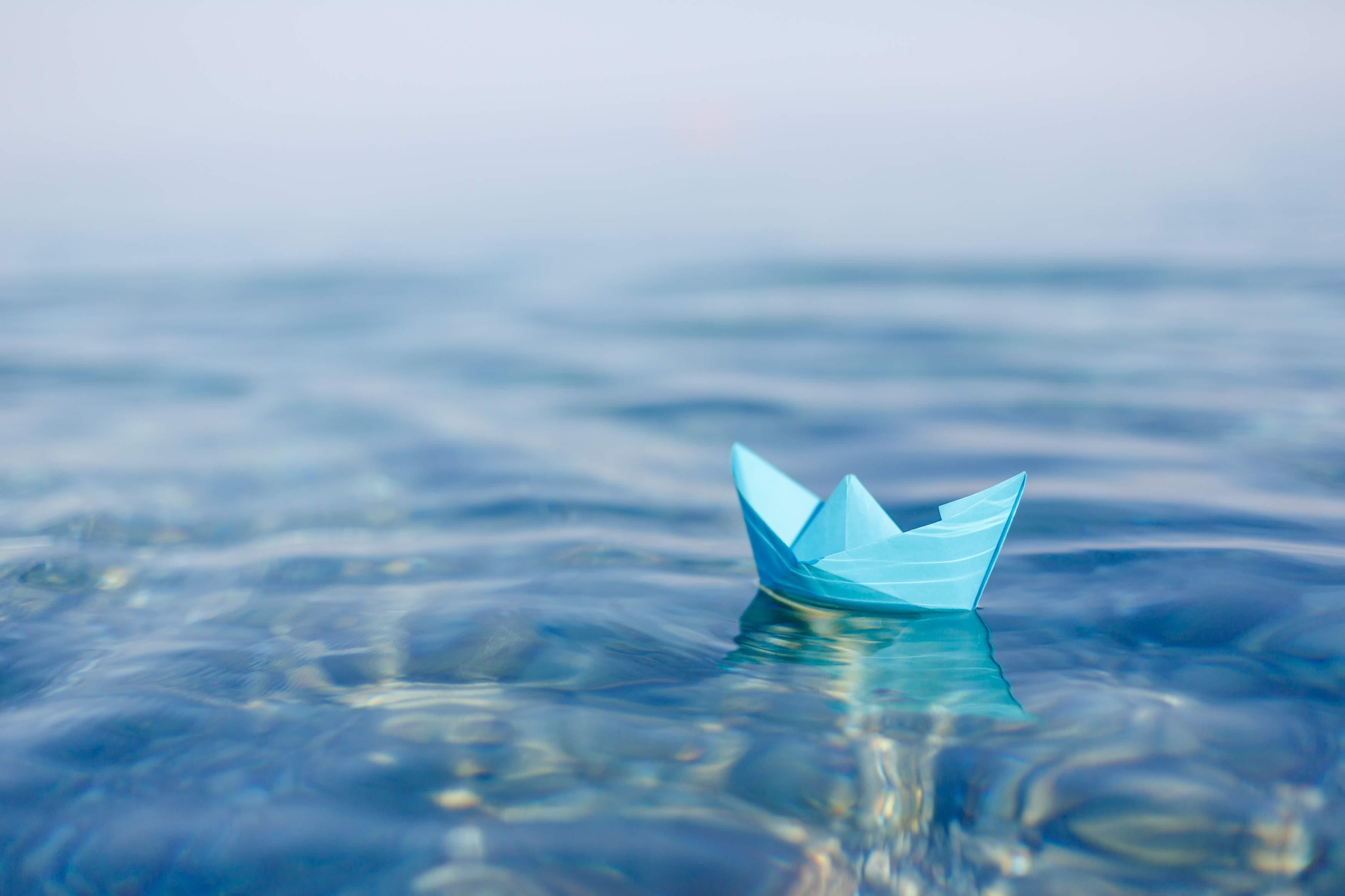Кораблик из бумаги вода. Бумажный кораблик. Бумажный кораблик на воде. Бумажный кораблик плывет. Кораблик плывет.